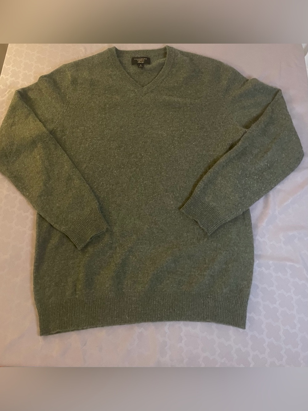Cashmere Club Room Men's V-Neck Sweater in Moss Green